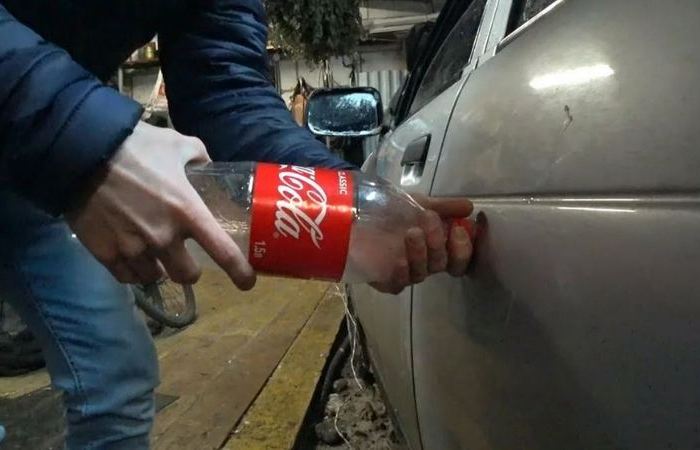 Как удалить вмятины на кузове автомобиля при помощи пластиковой бутылки