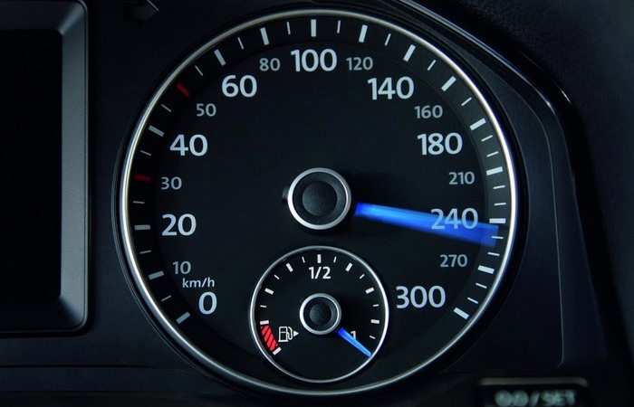 Спидометры занижают реальную скорость автомобиля: правда или миф