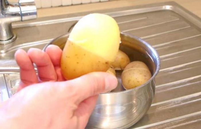 Кожура слезет сама: простой и быстрый способ очистки картофеля