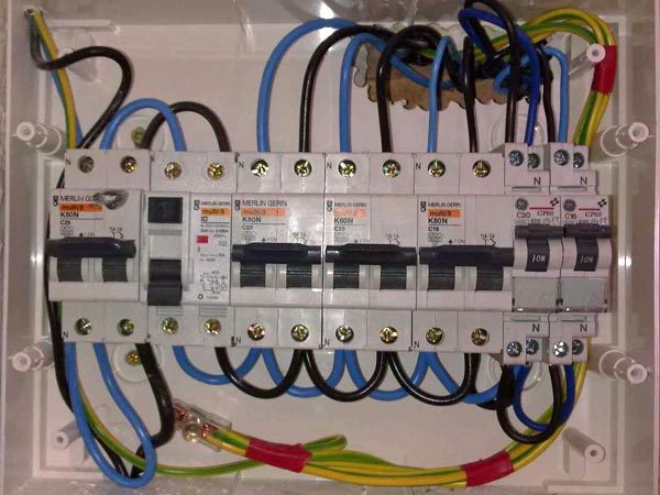 Щитки квартирные электрические: обзор, устройство и монтаж