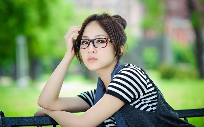 В Японии женщинам-сотрудницам компаний запретили носить очки: почему так получилось