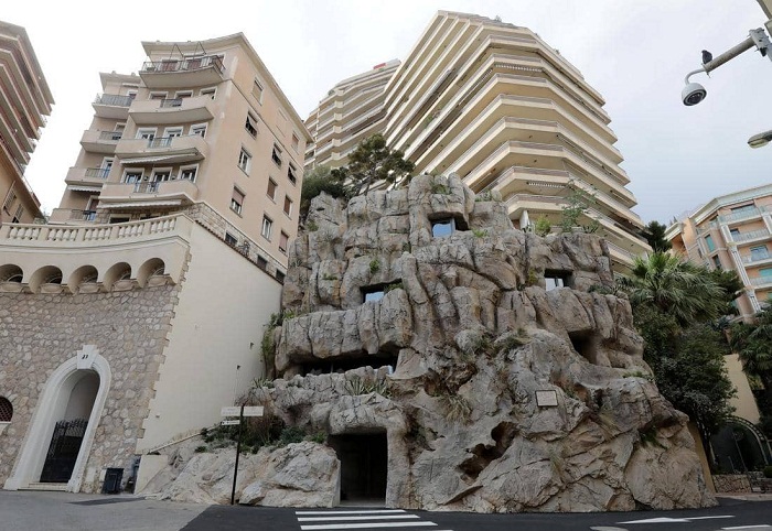 Огромная скала среди современных высоток Монако обернулась роскошной виллой в 6 этажей