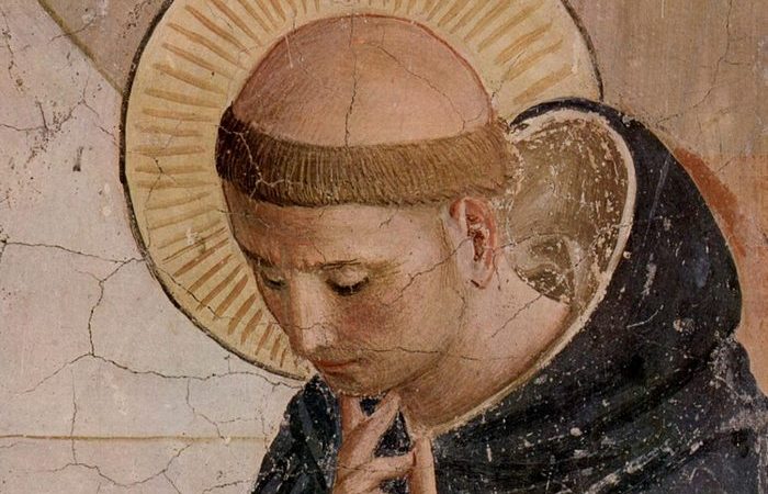 Не для красоты: зачем католические монахи выбривают макушку на голове